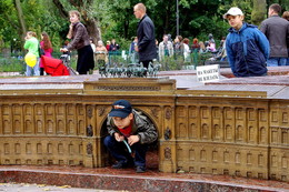 На макеты не влезать / Модель Петербурга в Александровском парке, Санкт-Петербург, 2011 г.