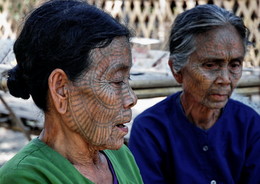 Чины / Высоко в горах Мьянмы обитает народ чин, чьи женщины до сих пор вынуждены носить на лице ... ливые шрамы древних варварских традиций. Лица 12-14-летних девочек племени покрывали татуировками, процесс нанесения которых был очень болезненным и занимал несколько дней.

Согласно легенде, традиция ... овать девушек родилась в далекие времена, когда старейшины боялись, что юных дев похитит король и сделает их наложницами.

Расовый тип чинских народов — монголоидный, они обычно низкого роста, волосы чёрные и прямые, глаза тёмно-карие. Около 50 чинских племён входят в список официально зарегистрированных племён.