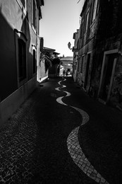 Второстепенная дорога / черно-белое, небольшая улица в Кашкайше, Португалия