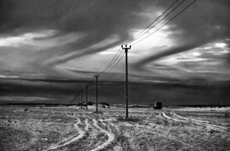 Второстепенная дорога / Кольский п-ов, Терский берег, колеи в Кузоменьской пустыне отражаются в небе. Или так только кажется.