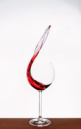 Вино в бокале / Вино выплёскивается из бокала
