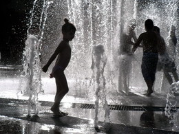 Летом у фонтана / Ростовская набережная.