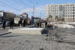 Мартовский не кот / В последней декаде марта весна в Новосибирске идёт на прорыв! Снимок сделан в центре города на автобусной остановке.