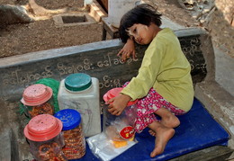 Конец рабочего дня / Мьянма. Девочка на рынке.