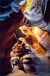 День Антилопы / Antelope Canyon - удивительное творение природы, представляющее собой причудливые песчаные скалы с гигантскими щелями, освещёнными восхитительным магическим светом. Каньон расположен на севере Аризоны (юго-запад США). Он лежит на землях племени Навахо и принадлежит индейцам этого племени. 
Каньон сформирован эрозией песчаника Наваха. Причинами эрозии геологи называют, во-первых, внезапные наводнения, во-вторых, субаэральные процессы. Дождевая вода, особенно в сезон муссона, поступает в обширный бассейн, расположенный выше секций щелевого каньона и, набирая скорость и смешивась с песком, проникает в узкие проходы каньона. В течение длительного времени проходы в скале разрушались, становясь глубже и сглаживаясь, приобретая характерные «плавные» формы.