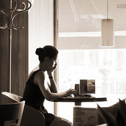 Думы о квадрате / девушка за столиком в кафе