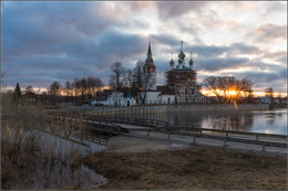 Апрельский рассвет в Холуе / Россия. Ивановская обл. Село Холуй. 
Река Теза и Троицкая церковь 

апрель 2017