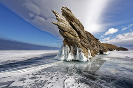 Остров. / Это западная скалистая сторона острова Огой на Байкале.