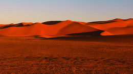 Вечер в Сахаре / Фото сделано во время джипинга по Сахаре. Перед закатом все вокруг становится ослепительно красным.
