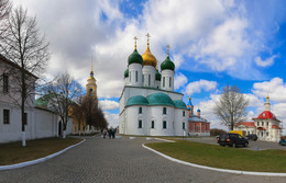 Вид на Успенский собор Коломенского кремля. / ***
