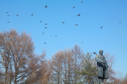 Давший людям свободу... / Владимир Ефимович Грум-Гржимайло, крупнейший металлург России:
"В войсках Колчака я потерял сына и племянника. Тем не менее, я ни на минуту не сомневаюсь, что победа красных и провал Колчака, Деникина, Юденича, Врангеля и проч. и проч. есть благо. Больна была вся нация, от поденщика до министра, от нищего до миллионера, и, пожалуй, интеллигенция была в большей мере заражена, чем простой народ."
Для человека в жизни главное-здоровье,для общества-справедливость,справедливость это здоровье общества,при капитализме нет справедливости это путь к революциям,к войнам и к полному самоуничтожению...
Мир-1Ш СССР