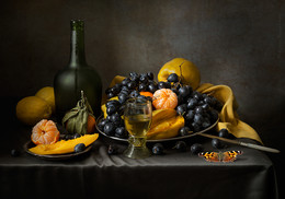 От печали бальзам... / Натюрморт с черным виноградом и желтым манго