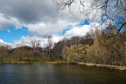 Начало весны / В парке у озера