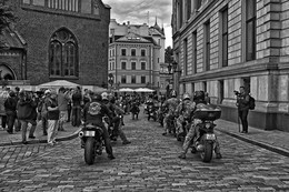 Мотоциклисты в городе / ***