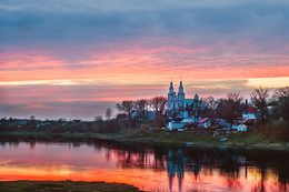 огненный закат / 10 минут на съемку редкого по красочности заката....Софийский собор в Г. Полоцке, река Западная Двина.