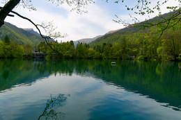 Весна на Голубом озере / Голубое озеро Чирик-Кёль находится в Черекском районе Кабардино-Балкарии. Озеро на самом деле - природный карстовый источник, водоносная шахта с отвесными стенами. Из-за содержания сероводорода цвет воды в зависимости от погоды меняется от голубого до лазурного, а из живых организмов в нем живут только ярко-зеленые водоросли. Голубое озеро - одно из самых глубоких в мире, в нижней точке его глубина примерно 255 метров.