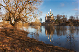 Холуй / Россия. Ивановская обл. Село Холуй. 
Река Теза и Троицкая церковь 

апрель 2017

из Википедии:
Хо́луем на Руси называлась плетёная из ивняка запруда для ловли рыбы (сетка), с помощью таких сеток перегораживали реку наискосок и не на всю её ширину. Существует версия, что поселение бежавших от монголо-татар суздальцев, где сооружались «холуи на Тезе», получило название Холуй. Название села означает берег реки, к которому течением приносит песок, различный мусор и целые деревья, и что в этом значении слово «холуй» сохранилось на Севере, в то время как в самом селе его значение забыли. 

вся серия здесь http://alex-des.livejournal.com/43662.html