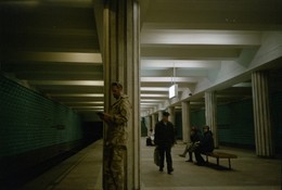 &nbsp; / Человек в камуфляжной одежде стоит в метро