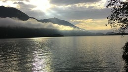 Рассвет на озере / Восход солнца сквозь облака над горами. 
Было красиво видеть это &quot;вживую&quot;.
Австрия. г. Санкт-Гильген, земля Зальцбург, озеро Вольфганг