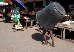 Горшок с ножками / На рынке в Мьянме.