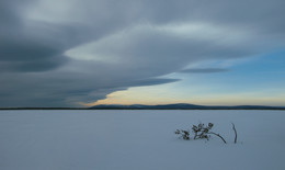 Элементарная частица / Северный Урал, озеро Экипурымтур, на дальнем плане - священная гора манси Ялпингнер