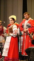 На сцене Кубанский Казачий хор. / Кубанский казачий хор выступал на сцене ДКЖ Новосибирска в юбилейный год руководителя Виктора Захарченко.