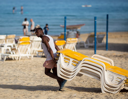 Пляжная работа / Рабочий из жаркой Африки на севере,в Израиле.