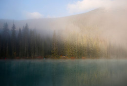 МОХНАТЫЙ ТУМАН / Озеро в горах. Утро. Клочки тумана с пробивающимися лучами