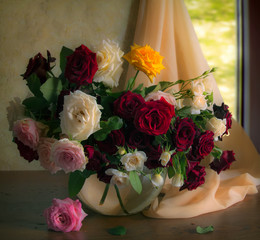 Майское утро / Обожаю такие розы - не одинаковые &quot;длинноногие&quot; клоны, выращенные по продвинутым технологиям, а &quot;растрепки&quot; из сада, разноцветные и пахнущие так, как и должны пахнуть розы - светом и любовью :)