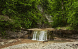 На Каменистой речке... / Начало мая предгорьях Краснодарского края, Полковничьи водопады на р. Каменистой, притоке р. Джубга. Здесь - самый нижний из множества водопадов.