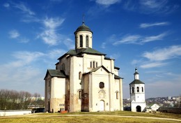 Смоленск. Церковь Михаила Архангела (Свирская) на Пристани. / Построена около 1196 года Смоленским Князем Давидом Ростиславовичем, княжившим с 1180 по 1197 год, и входила в комплекс загородного княжеского двора. . Она в свое время слыла великолепнейшим и богатейшим храмом во всей северной России. Киевский летописец так описывает ее: &quot;Церковь Святого Архистратига Михаила!... Такое же несть в полунощной стране... и иконы и златом и серебром и жемчугом и камением драгым украшена&quot; (История Государства Российского. III, 455 прим. 97).