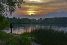 вечерняя рыбалка / закат природа тишина одинокий рыбак