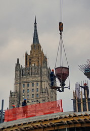 Трудовые будни / Москва. Стройка