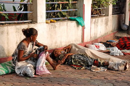 Доброе утро, страна! / Рано утром на набережной Мумбая. Люди спят на тротуарах, и это в порядке вещей.