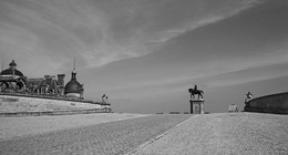 Одинокий шагает памятник... / Коннетабль Анн де Монморанси перед замком Шантийи.
