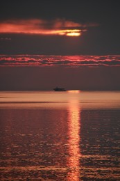 Балтийский закат / Солнце уже почти зашло за линию горизонта, но рыбаки ещё заняты своим делом