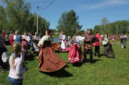 Зелёные святки. / Администрация Новосибирской области совместно с фольклорными коллективами проводит традиционный проект Зелёные святки на Троицу. На снимке из репортажа 2017 года часть праздника, именуемого в народе &quot;Заигрыши&quot;