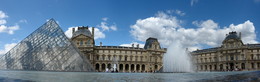 Лувр / Горизонтальная панорама внутреннего дворика Лувра (Париж).