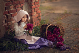 Маленькая цветочница / красивая маленькая девочка, девочка-цветочница)