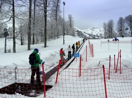 Начинающие сноубордисты / На первом этапе подъема в Роза Хутор созданы условия катания и обучения для начинающих сноубордистов и горнолыжников