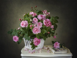 Сага о диких розах / классический цветочный натюрморт