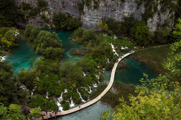 Плитвицкие озера / Крупнейший Хорватский национальный парк Плитвицкие озера — настоящее природное чудо света! Он расположен среди неприступных лесов Хорватской горы Динарик, которые на старых картах обозначались как “Дьявольский лес”.