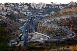 Геометрия безопасности ... / Дорога через Палестинскую территорию.... Эта дорога из Иерусалима через Бейт Джала ( пригород Вифлеема ), Хеврон, Бейтар Элит и т.д. ...ее называет Квиш-а-менорот (Шоссе тоннелей !) на Юг в сторону Кирьят-Арбы.