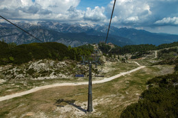 Горнолыжный курорт Вогель / Вогель – один из популярных лыжных курортов Словении в Юлианских Альпах, практически рядом с известным курортным городом Бохин.
Вогель хорош и зимой и летом.