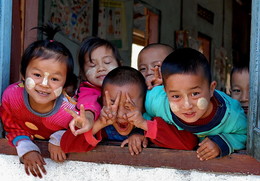 Одиночный кадр / Групповой портрет радости. Школа в глубинке Мьянмы.
