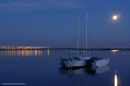 Лунная ночь на ... Каме / Фото из походов по Нижнекамскому водохранилищу на самодельной крейсерской парусной яхте - тримаране &quot;Каламбур&quot;.