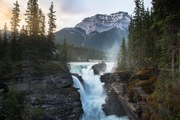 Водопад Атабаска / Один из символов канадского Национального парка Jasper - водопад Атабаска всегда полон и могуч из-за обильного таяния ледников в начале лета