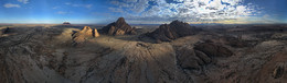 Большой Шпитцкоппе (панорама) / Окруженные пустыней горы в районе Эронго, Намибия сложены из очень красивого розового гранита. Круговая панорама, снятая дроном