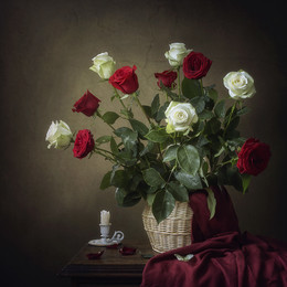 Перемирие алой и белой розы / цветочный натюрморт в старинном стиле