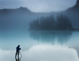 Тот Самый Миг / Раннее утро, одинокий фотограф в ожидание восхода на озере.